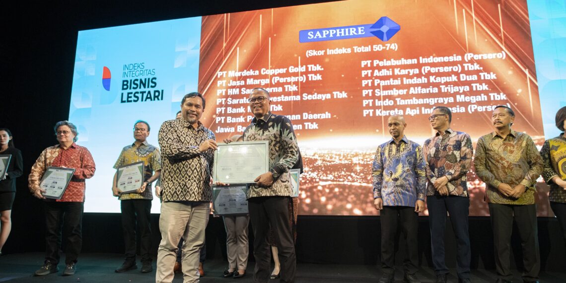 Direktur Kepatuhan bank bjb Cecep Trisna menerima penghargaan bergengsi dalam kategori Indeks Integritas Bisnis Lestari yang diselenggarakan oleh Transparency International Indonesia (TII) bekerja sama dengan TEMPO, yang diselenggarakan di Jakarta, Selasa (10/12).