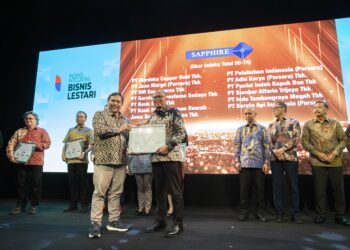 Direktur Kepatuhan bank bjb Cecep Trisna menerima penghargaan bergengsi dalam kategori Indeks Integritas Bisnis Lestari yang diselenggarakan oleh Transparency International Indonesia (TII) bekerja sama dengan TEMPO, yang diselenggarakan di Jakarta, Selasa (10/12).
