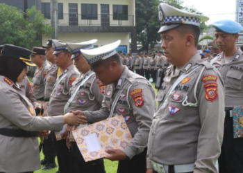 Kapolresta Cirebon Kombes Pol. Sumarni memberikan penghargaan.(FOTO: Istimewa)