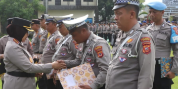 Kapolresta Cirebon Kombes Pol. Sumarni memberikan penghargaan.(FOTO: Istimewa)