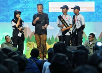 Penjabat Gubernur Bey Machmudin melantik 272 Duta Integritas Jawa Barat pada West Java Youth Camp 2024 dalam rangka Hari Antikorupsi Sedunia di Ranca Upas, Kecamatan Ciwidey, Kabupaten Bandung, Sabtu (30/11/2024).