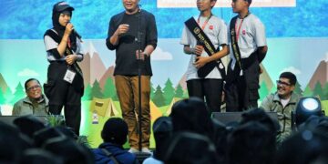 Penjabat Gubernur Bey Machmudin melantik 272 Duta Integritas Jawa Barat pada West Java Youth Camp 2024 dalam rangka Hari Antikorupsi Sedunia di Ranca Upas, Kecamatan Ciwidey, Kabupaten Bandung, Sabtu (30/11/2024).