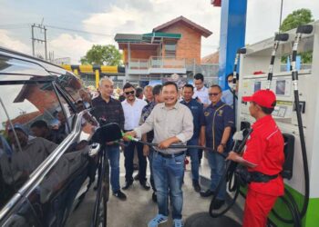 Penjabat (Pj) Bupati Garut, Barnas Adjidin, meresmikan Stasiun Pengisian Bahan Bakar Umum (SPBU) Rancabango yang terletak di perempatan Jalan Ibrahim Adjie, Sabtu (7/12/2024).