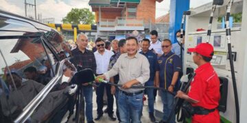 Penjabat (Pj) Bupati Garut, Barnas Adjidin, meresmikan Stasiun Pengisian Bahan Bakar Umum (SPBU) Rancabango yang terletak di perempatan Jalan Ibrahim Adjie, Sabtu (7/12/2024).