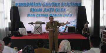 Pj Bupati Sumedang Yudia Ramli meresmikan sentra kuliner ikan Bendungan Jatigede pada Selasa (24/12/2024).