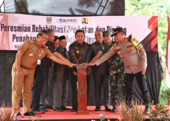 Pj Bupati Bekasi Dedy Supriyadi didampingi Kepala Dinas Sumber Daya Air Bina Marga dan Bina Konstruksi (DSDABMBK) Kabupaten Bekasi Henri Lincoln meresmikan Rehabilitasi Jembatan dan Dinding Penahan Jembatan Cipamingkis yang menghubungkan Desa Cibarusah Kota dan Desa Sirnajati Kecamatan Cibarusah, pada Selasa (24/12/2024). Foto : ARIF TIARNO / NEWSROOM DISKOMINFOSANTIK