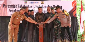 Pj Bupati Bekasi Dedy Supriyadi didampingi Kepala Dinas Sumber Daya Air Bina Marga dan Bina Konstruksi (DSDABMBK) Kabupaten Bekasi Henri Lincoln meresmikan Rehabilitasi Jembatan dan Dinding Penahan Jembatan Cipamingkis yang menghubungkan Desa Cibarusah Kota dan Desa Sirnajati Kecamatan Cibarusah, pada Selasa (24/12/2024). Foto : ARIF TIARNO / NEWSROOM DISKOMINFOSANTIK