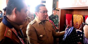 Penjabat (Pj) Bupati Sumedang, Yudia Ramli, meresmikan Gedung Workshop Batik di Geoteater Rancakalong, Senin (30/12/2024).