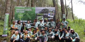 Kegiatan TJSL Pertamina menanam pohon pohon langka di Desa Suntenjaya, Lembang, Bandung. (14/12/2024). (Dok. Istimewa)