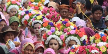Sejumlah peserta adat Ngarot berangkat menuju Balai Desa Lelea, Kec. Lelea, Indramayu, Jawa Barat. (Dok. Istimewa)