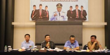 Penjabat (Pj) Bupati Garut, Barnas Adjidin, menghadiri acara Pengesahan Rencana Kerja Anggaran (RKA) Perusahaan Umum Daerah (Perumda) Tirta Intan Tahun Anggaran 2025 yang berlangsung di Ballroom Hotel Harmoni, Jalan Cipanas Baru, Kecamatan Tarogong Kaler, Senin (9/12/2024).