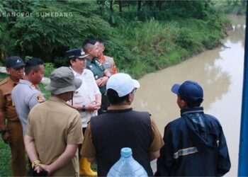 Pj Bupati Sumedang, Yudia Ramli, bersama Forkopimda, melakukan pemantauan terhadap kondisi Bendung Cariang Ujungjaya pada Senin, 10 Desember 2024