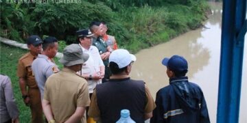 Pj Bupati Sumedang, Yudia Ramli, bersama Forkopimda, melakukan pemantauan terhadap kondisi Bendung Cariang Ujungjaya pada Senin, 10 Desember 2024