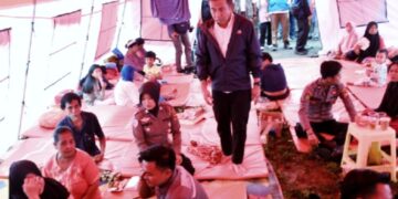 Pj.Gubernur Jawa Barat, Bey Machmudin tinjau lokasi pengungsian musibah banjir dan tanah longsor di Kabupaten Sukabumi.(Foto:Istimewa).