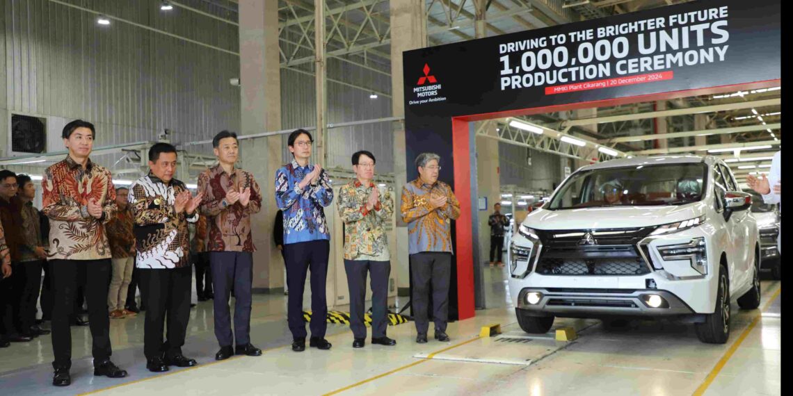 Pj. Bupati Bekasi Dedy Supriyadi menghadiri Ceremony capaian produksi PT. Mitsubishi Motors Krama Yudha Indonsesia sebanyak 1.000.000 unit kendaraan, turut dihadiri Wakil Menteri Perindustrian RI (Wamenperin) Faisol Riza. Bertempat di PT. MMKI Plant Cikarang, Kawasan GIIC Deltamas. Jum'at, (20/12/2024). FOTO : ENDAR RAZIQ B./ NEWSROOM DISKOMINFOSANTIK.