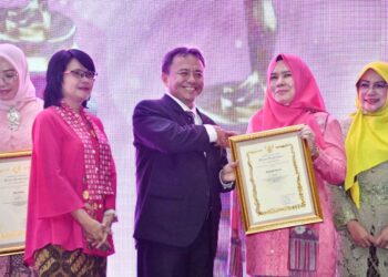 Sekolah Perempuan Indonesia luluskan 15.000 wisudawan dari berbagai daerah di Jawa dalam acara Wisuda Sekolah Perempuan Jawa Barat Tahun 2024 yang berlangsung di Sport Jabar Arcamanik, Kota Bandung, pada Selasa (24/12/2024).