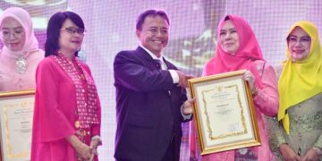 Sekolah Perempuan Indonesia luluskan 15.000 wisudawan dari berbagai daerah di Jawa dalam acara Wisuda Sekolah Perempuan Jawa Barat Tahun 2024 yang berlangsung di Sport Jabar Arcamanik, Kota Bandung, pada Selasa (24/12/2024).