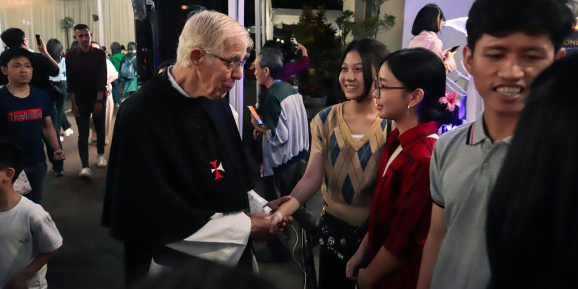Suasana khusyuk dan penuh sukacita mewarnai perayaan misa Natal di Gereja Katedral Santo Petrus Bandung, Jalan Merdeka, pada Selasa, 24 Desember 2024.