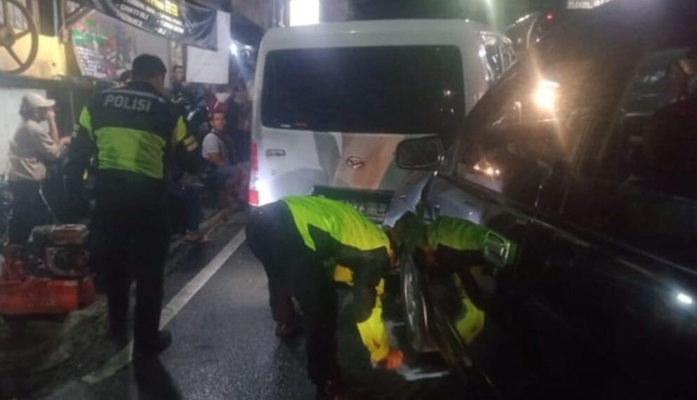 Mobil Gran Max dan Toyota Avanza yang terlibat tabrakan beruntun di Jalan Raya Puncak, Bogor.(Foto:Istimewa).