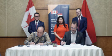 Menteri Perdagangan RI, Budi Santoso bersama Menteri Usaha Kecil, Promosi Ekspor, dan Perdagangan Internasional Kanada, Mary Ng menyaksikan penandatanganan 3 nota kesepahaman (MoU) antara pelaku usaha Indonesia dan Kanada di Jakarta, Senin (2 Des).