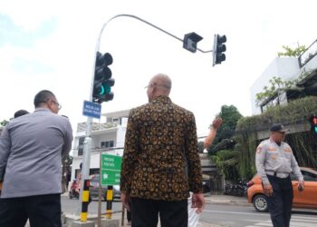 Sekretaris Daerah (Sekda) Kabupaten Garut, Nurdin Yana, secara resmi meluncurkan pemasangan Traffic Light Dinas Perhubungan Kabupaten Garut di dua lokasi strategis, yaitu di Pertigaan Jalan Simpang Samarang dan Perempatan Jalan Cipanas Ibrahim Adjie, Kecamatan Tarogong Kaler, Kabupaten Garut, Jumat (20/12/2024).