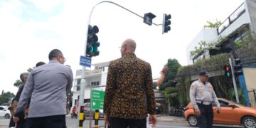 Sekretaris Daerah (Sekda) Kabupaten Garut, Nurdin Yana, secara resmi meluncurkan pemasangan Traffic Light Dinas Perhubungan Kabupaten Garut di dua lokasi strategis, yaitu di Pertigaan Jalan Simpang Samarang dan Perempatan Jalan Cipanas Ibrahim Adjie, Kecamatan Tarogong Kaler, Kabupaten Garut, Jumat (20/12/2024).