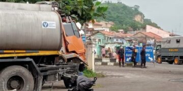 Tim Gegana Satbrimob Polda Jabar memeriksa truk tangki pengangkut cairan kimia yang bocor.(Foto:Istimewa).