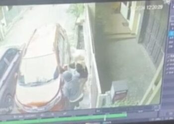 Tangkapan layar rekaman CCTV dugaan aksi penculikan wanita berhijab di Antapani, Kota Bandung.(Foto:Istimewa).