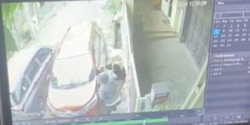 Tangkapan layar rekaman CCTV dugaan aksi penculikan wanita berhijab di Antapani, Kota Bandung.(Foto:Istimewa).