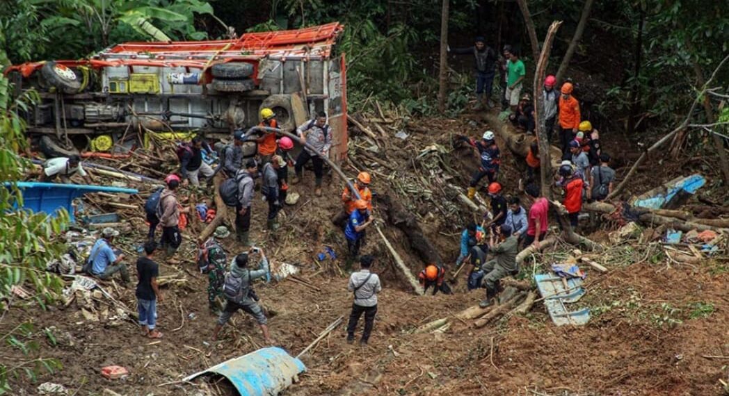 Pencarian korban hilang oleh Tim SAR gabungan dalam bencana tanah longsor di Kabupaten Sukabumi.(Foto:Istimewa).