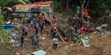 Pencarian korban hilang oleh Tim SAR gabungan dalam bencana tanah longsor di Kabupaten Sukabumi.(Foto:Istimewa).
