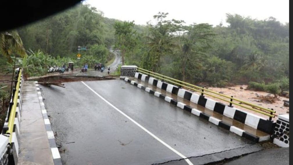 Kerusakan jembatan yang memutus akses jalan di Kabupaten Sukabumi akibat banjir dan pergerakan tanah.(Foto:BPBD Jabar).