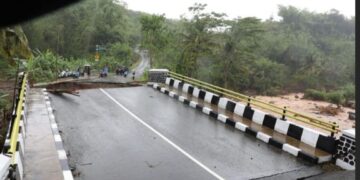 Kerusakan jembatan yang memutus akses jalan di Kabupaten Sukabumi akibat banjir dan pergerakan tanah.(Foto:BPBD Jabar).