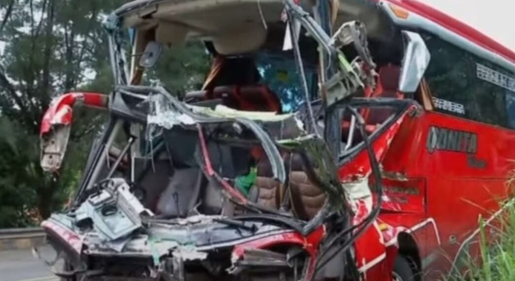 Bangkai Bus Qonita Trans membawa rombongan peziarah asal Tangerang, Banten, kecelakaan di Tol Cipularang Kilometer 80.(Foto:Istimewa).