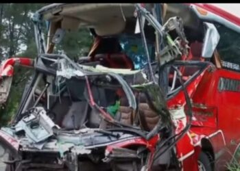 Bangkai Bus Qonita Trans membawa rombongan peziarah asal Tangerang, Banten, kecelakaan di Tol Cipularang Kilometer 80.(Foto:Istimewa).