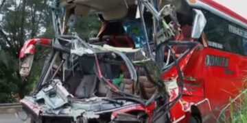 Bangkai Bus Qonita Trans membawa rombongan peziarah asal Tangerang, Banten, kecelakaan di Tol Cipularang Kilometer 80.(Foto:Istimewa).