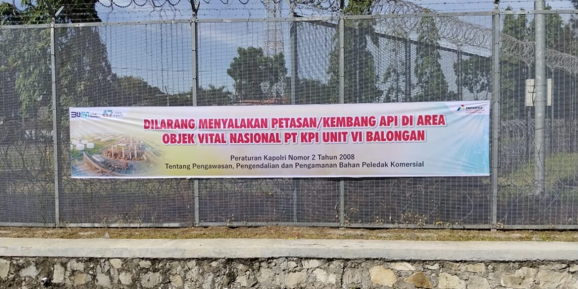 Kilang RU VI Balongan memasang spanduk himbauan untuk tidak menyalakan kembang api. (Dok. Istimewa)