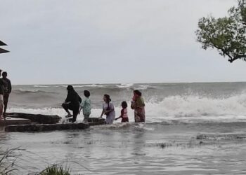 Banjir akibat gelombang tinggi air laut (rob), kembali melanda pesisir Kabupaten Indramayu, tepatnya di Desa Eretan Kulon dan Desa Eretan Wetan, Kecamatan Kandanghaur, Ahad (7/2). Banjir merendam ribuan rumah warga dengan ketinggian 20 cm – 1 m. (Dok. Istimewa)