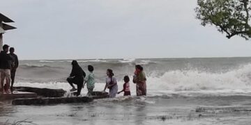 Banjir akibat gelombang tinggi air laut (rob), kembali melanda pesisir Kabupaten Indramayu, tepatnya di Desa Eretan Kulon dan Desa Eretan Wetan, Kecamatan Kandanghaur, Ahad (7/2). Banjir merendam ribuan rumah warga dengan ketinggian 20 cm – 1 m. (Dok. Istimewa)