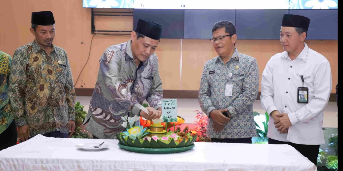 Pj. Sekretaris Daerah Kabupaten Bekasi Jaoharul Alam didampingi Ketua Baznas Kabupaten Bekasi, Aminulloh dan Wakil Ketua 3 Bidang Perencanaan, Keuangan, dan Pelaporan Baznas Provinsi Jawa Barat, Achmad Ridwan, mengadiri HUT Badan Amil Zakat Nasional (Baznas) Kabupaten Bekasi ke-24 di Gedung Swatantra Wibawa Mukti, Komplek Perkantoran Pemda Kabupaten Bekasi, Cikarang Pusat, pada Kamis, (16/01/2025). FOTO : ENDAR RAZIQ B./ NEWSROOM DISKOMINFOSANTIK.