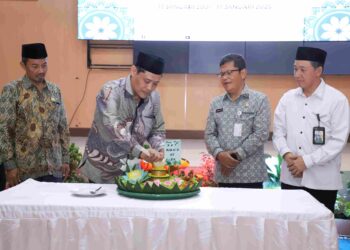 Pj. Sekretaris Daerah Kabupaten Bekasi Jaoharul Alam didampingi Ketua Baznas Kabupaten Bekasi, Aminulloh dan Wakil Ketua 3 Bidang Perencanaan, Keuangan, dan Pelaporan Baznas Provinsi Jawa Barat, Achmad Ridwan, mengadiri HUT Badan Amil Zakat Nasional (Baznas) Kabupaten Bekasi ke-24 di Gedung Swatantra Wibawa Mukti, Komplek Perkantoran Pemda Kabupaten Bekasi, Cikarang Pusat, pada Kamis, (16/01/2025). FOTO : ENDAR RAZIQ B./ NEWSROOM DISKOMINFOSANTIK.