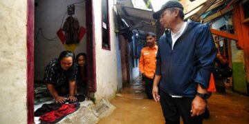 Penjabat Gubernur Jawa Barat, Bey Machmudin, melakukan kunjungan langsung ke lokasi banjir di Kecamatan Dayeuhkolot, Kelurahan Dayeuhkolot, Kabupaten Bandung, pada Sabtu (25/01/2025). pj gubernur jabar