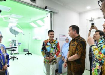 RSUP dr. Hasan Sadikin (RSHS) Bandung kembali melangkah maju dengan meresmikan sejumlah layanan eksekutif baru pada Sabtu (11/1/2025). Layanan terbaru ini meliputi bidang ortopedi, jantung, bayi tabung, stem cell, dan kardiologi, yang diresmikan oleh Direktur Pelayanan Kesehatan Primer Kementerian Kesehatan RI, Obrin Parulian.