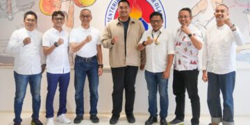 Menteri Pemuda dan Olahraga Republik Indonesia (Menpora RI) Dito Ariotedjo menerima jajaran pengurus Bike to Work Indonesia (B2W) Indonesia di Lantai 10, Kemenpora, Jakarta, Selasa (31/12) siang. (foto:egan/kemenpora.go.id)