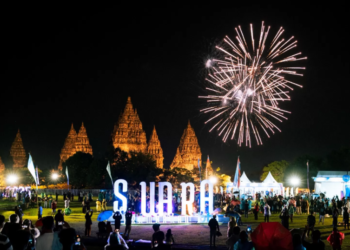 Pesta kembang api meriahkan perayaan Tahun Baru 2025 di Candi Prambanan. (Dok. InJourney)