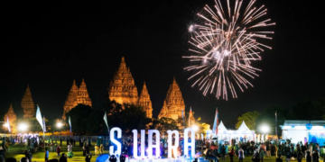 Pesta kembang api meriahkan perayaan Tahun Baru 2025 di Candi Prambanan. (Dok. InJourney)