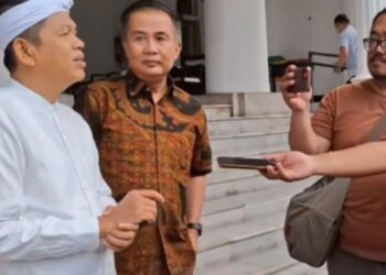Gubernur Jawa Barat terpilih periode 2025-2030, yang telah ditetapkan Komisi Pemilihan Umum (KPU), Dedi Mulyadi, menemui Pj Gubernur, Bey Machmudin. Dalam pertemuannya, Dedi Mulyadi membahas terkait lima kantor yang akan digunakannya, dan minta jangan ada mobil dinas baru saat dirinya resmi menjabat Gubernur Jawa Barat.