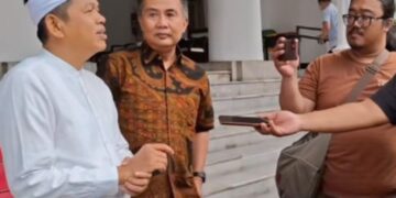 Gubernur Jawa Barat terpilih periode 2025-2030, yang telah ditetapkan Komisi Pemilihan Umum (KPU), Dedi Mulyadi, menemui Pj Gubernur, Bey Machmudin. Dalam pertemuannya, Dedi Mulyadi membahas terkait lima kantor yang akan digunakannya, dan minta jangan ada mobil dinas baru saat dirinya resmi menjabat Gubernur Jawa Barat.