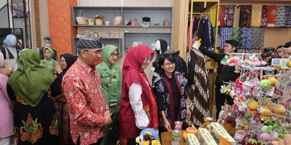 Gerai Dekranasda Kota Cimahi diresmikan oleh Pemerintah Kota Cimahi dalam rangka memfasilitasi produk UMKM Kota Cimahi.