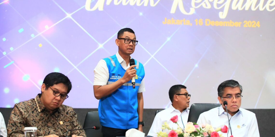 Direktur Utama PLN, Darmawan Prasodjo (kedua dari kiri) saat memaparkan terkait diskon tarif listrik 50% untuk rumah tangga dengan daya listrik 2.200 VA ke bawah pada periode Januari hingga Februari 2025 pada agenda konferensi pers bertajuk "Paket Kebijakan Ekonomi untuk Kesejahteraan" yang dilaksanakan di Kantor Kementerian Koordinator Perekonomian, Jakarta, pada 16 Desember 2024.